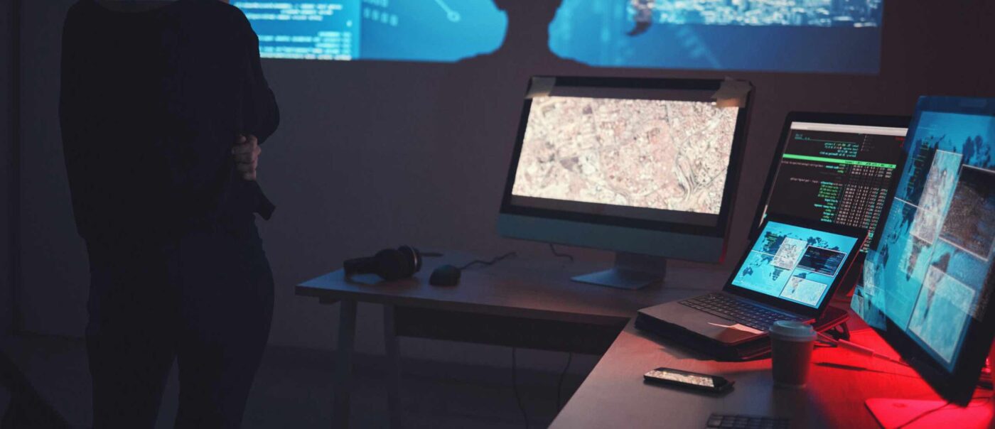 Kontrollrum med skärmar - illustration av Security Awareness training och cybersäkerhetsutbildning