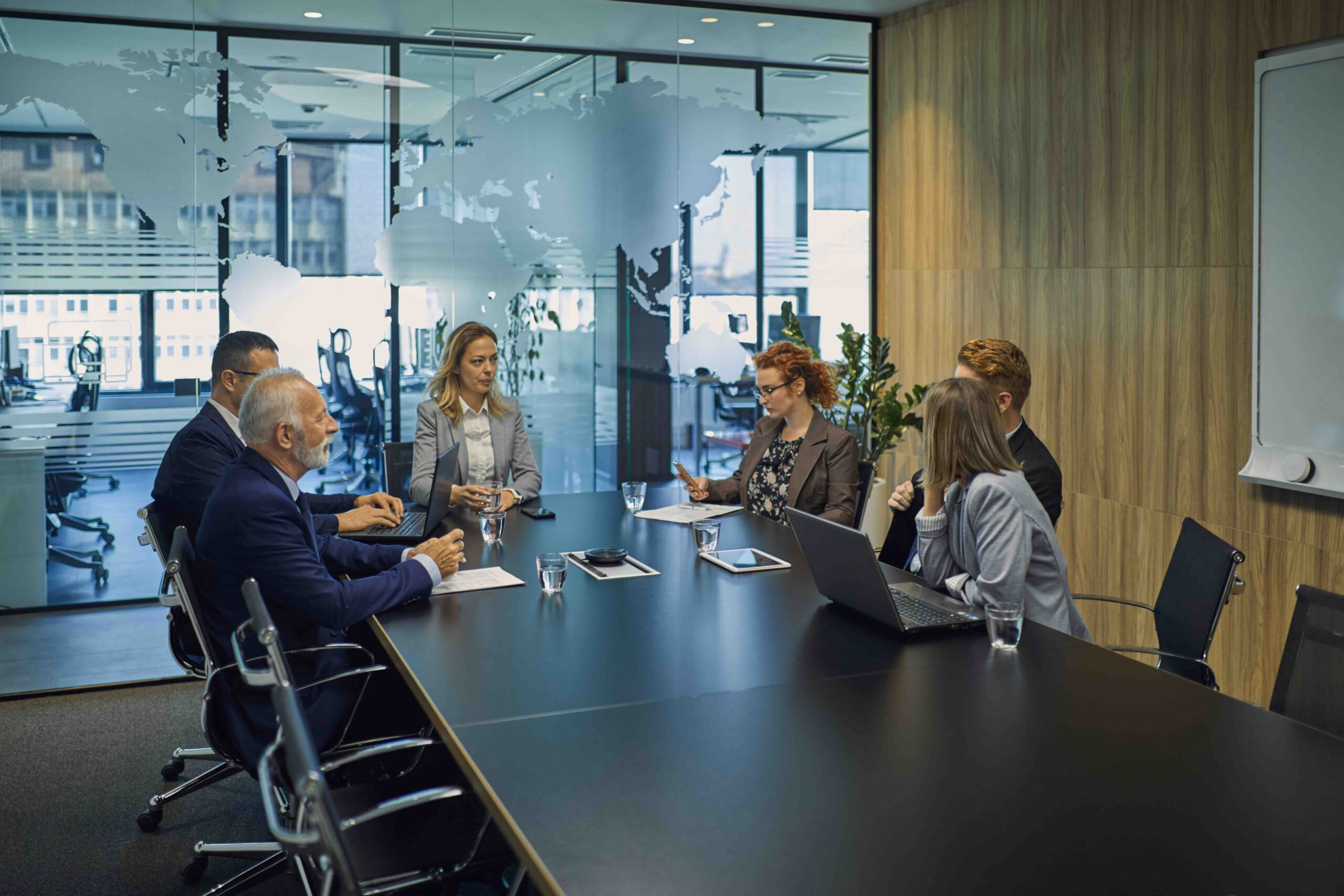 Team av säkerhetsexperter i möte – symboliserar Personsäkerhetsgruppens expertis inom personsäkerhet, personlarm och strategiskt skydd