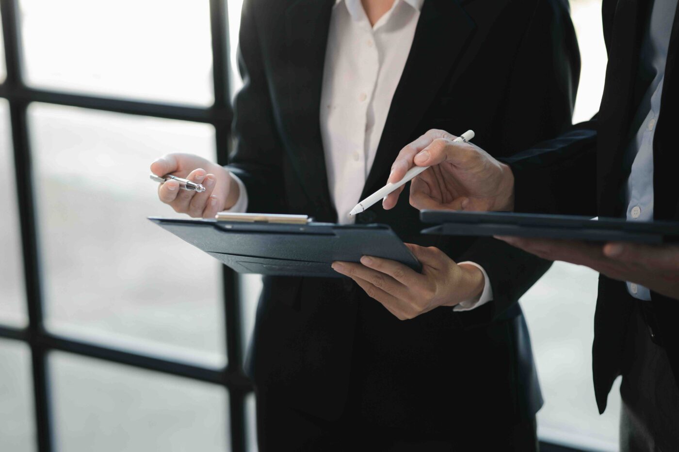 Två cybersäkerhetsexperter analyserar incidenthanteringsplan på digital enhet