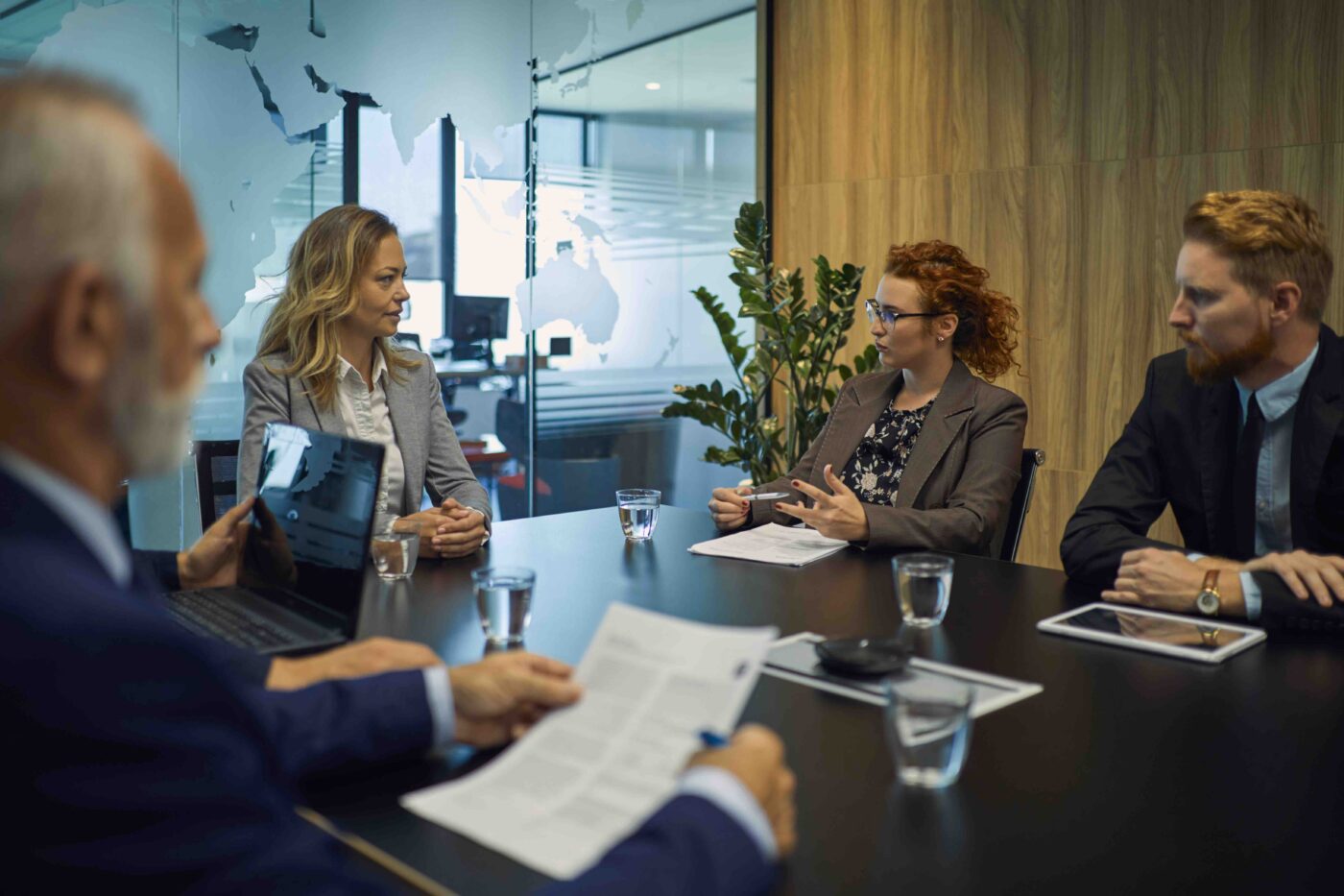 Professionellt möte mellan säkerhetsexperter – symboliserar Personsäkerhetsgruppens strategiska och operativa arbete