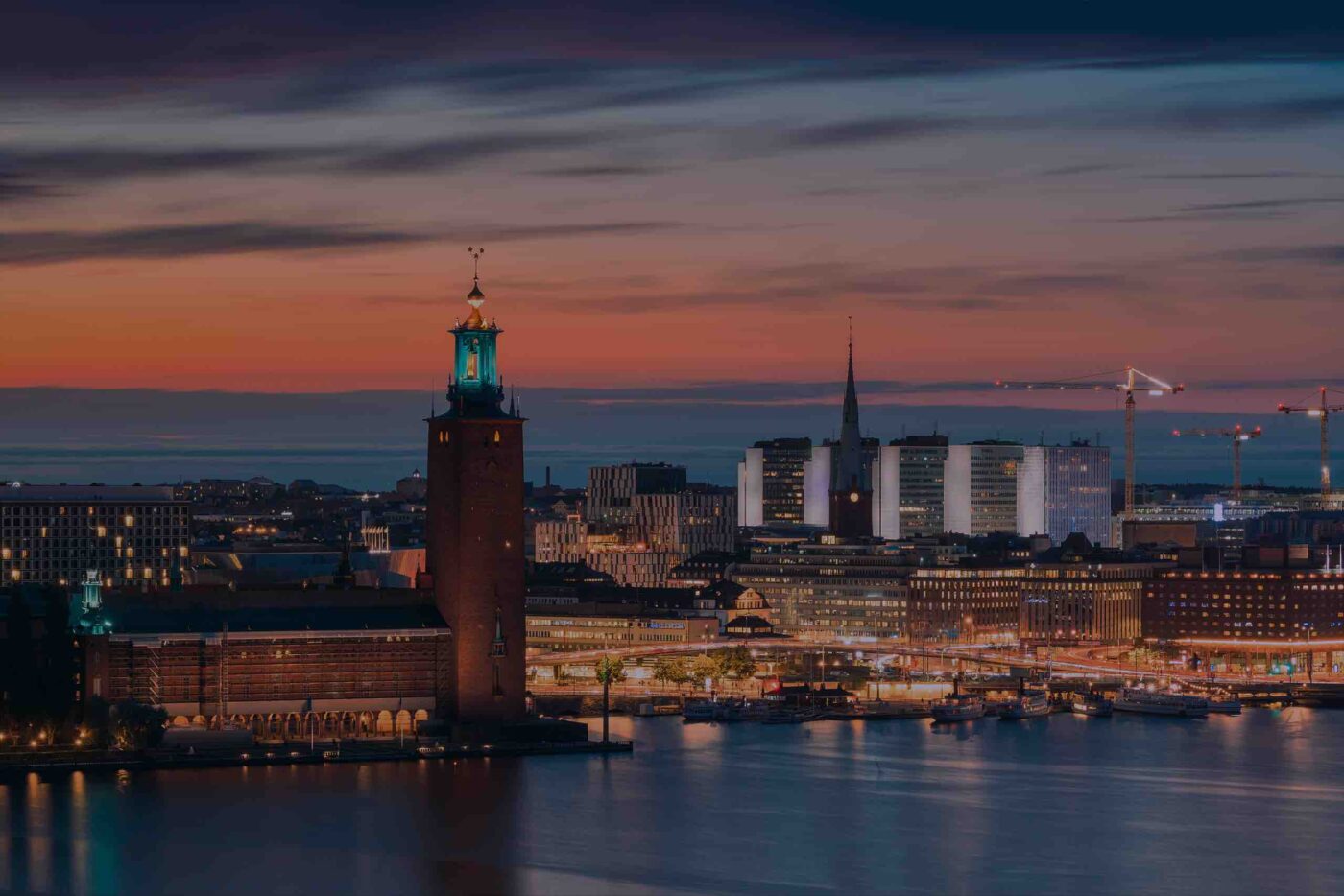 Vy över Stockholm i skymningen – illustration av cybersäkerhet och sårbarhetshantering i svenska IT-miljöer